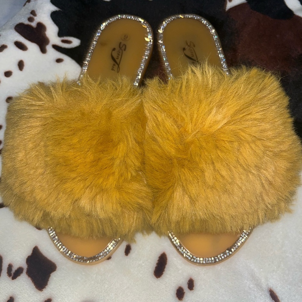 ✨Gold Slide Sandals with Faux Fur Size 9✨